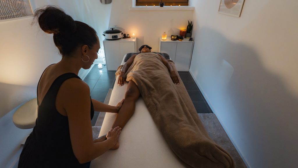 Massage lent et enveloppant pendant le soin Retour à Soi à Genève